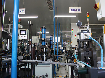Closed riveting press